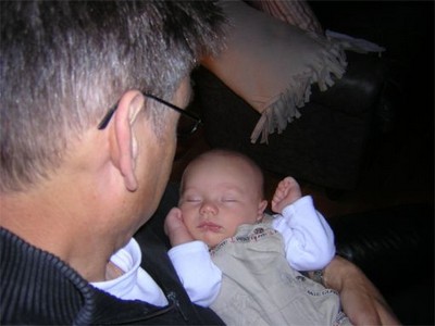 Stolt morfar har fått Emil att sova. (Emil snart 2 månader)